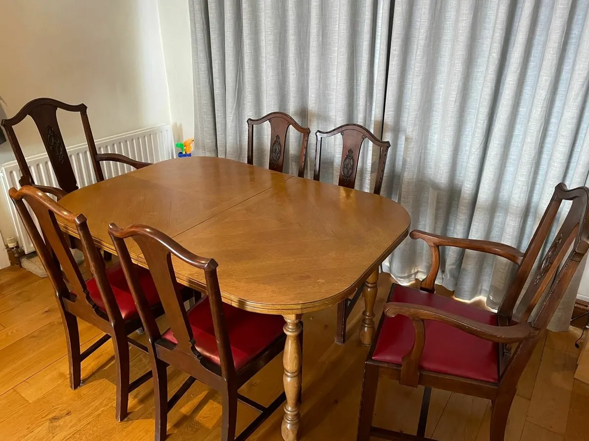 Table and chairs - Image 1