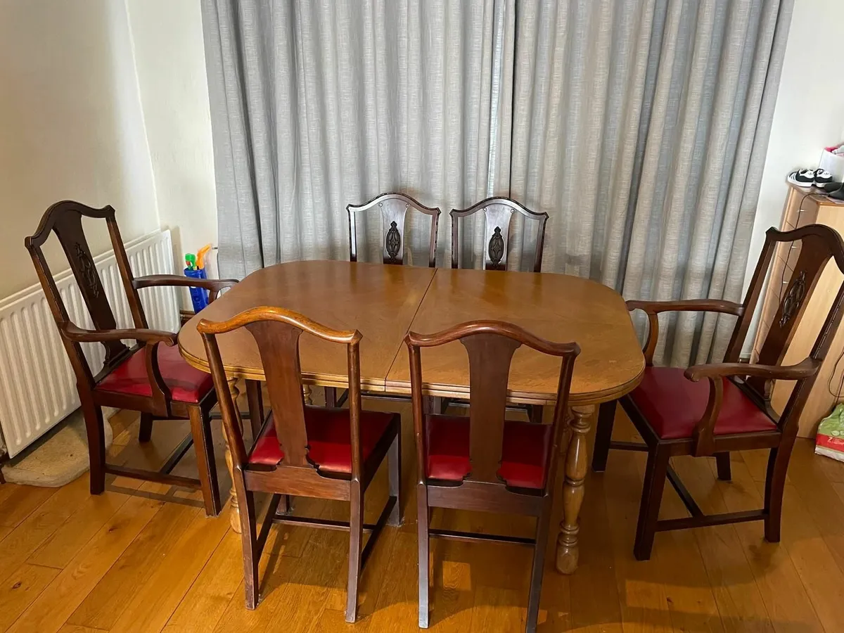Table and chairs - Image 2