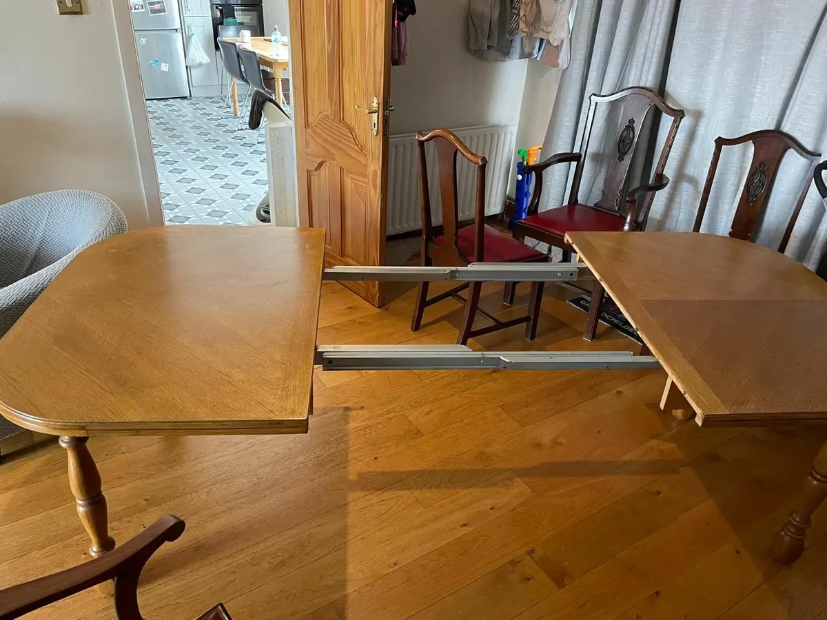 Table and chairs - Image 3