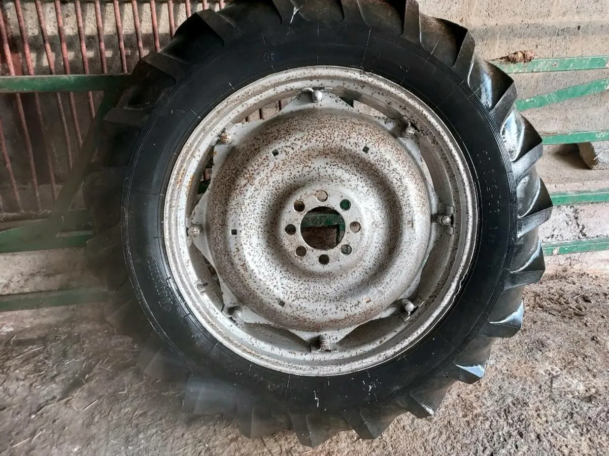 13.6 x 36 wheel and tyre, bonnet guard - Image 1