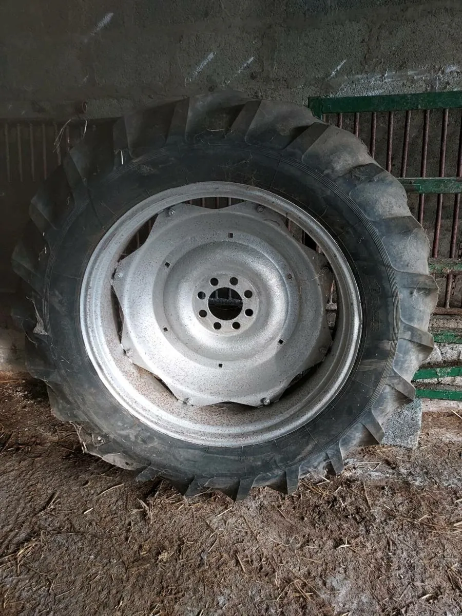 13.6 x 36 wheel and tyre, bonnet guard - Image 2