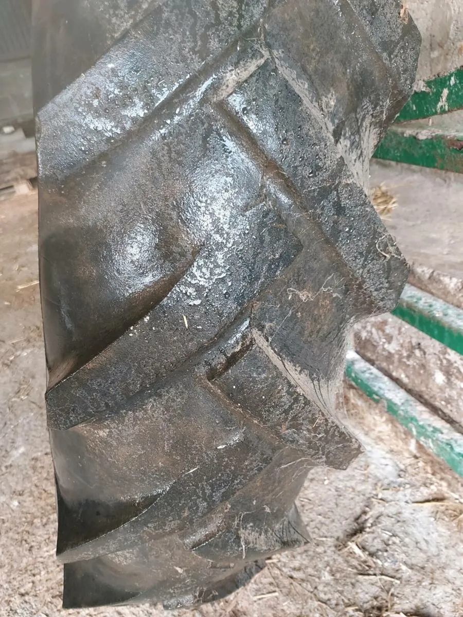 13.6 x 36 wheel and tyre, bonnet guard - Image 4