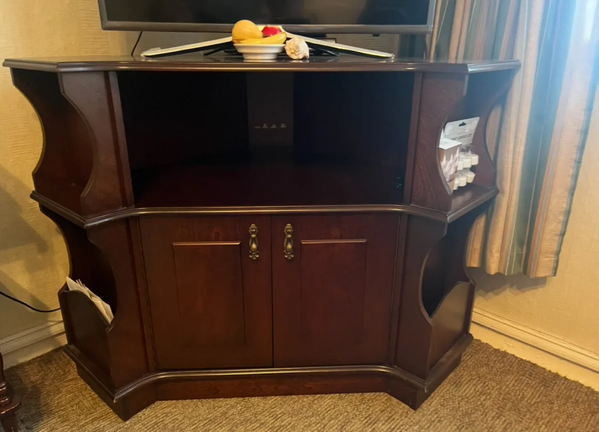Television corner unit
