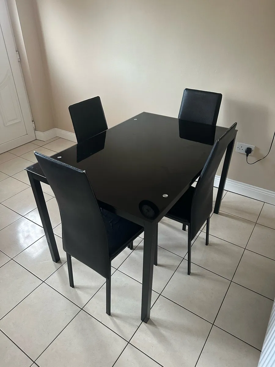 Kitchen Table & 4 chairs - Image 1