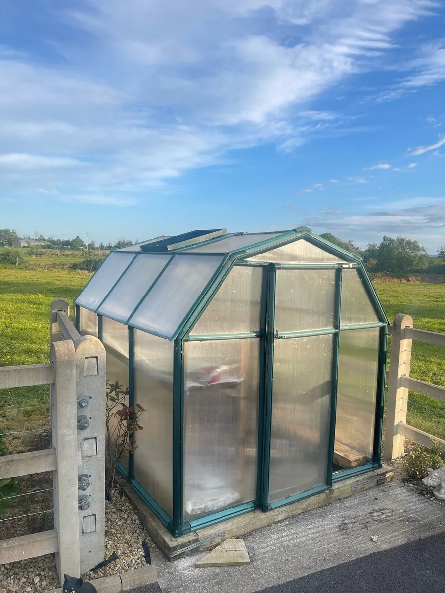 Free glass house - Image 1