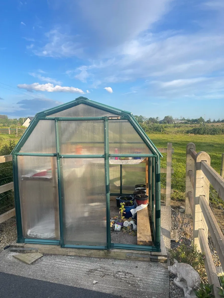 Free glass house - Image 2