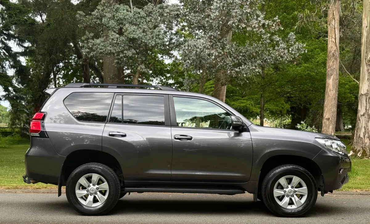 (212-D)Toyota Landcruiser 2.8 D4D Manual - Image 3