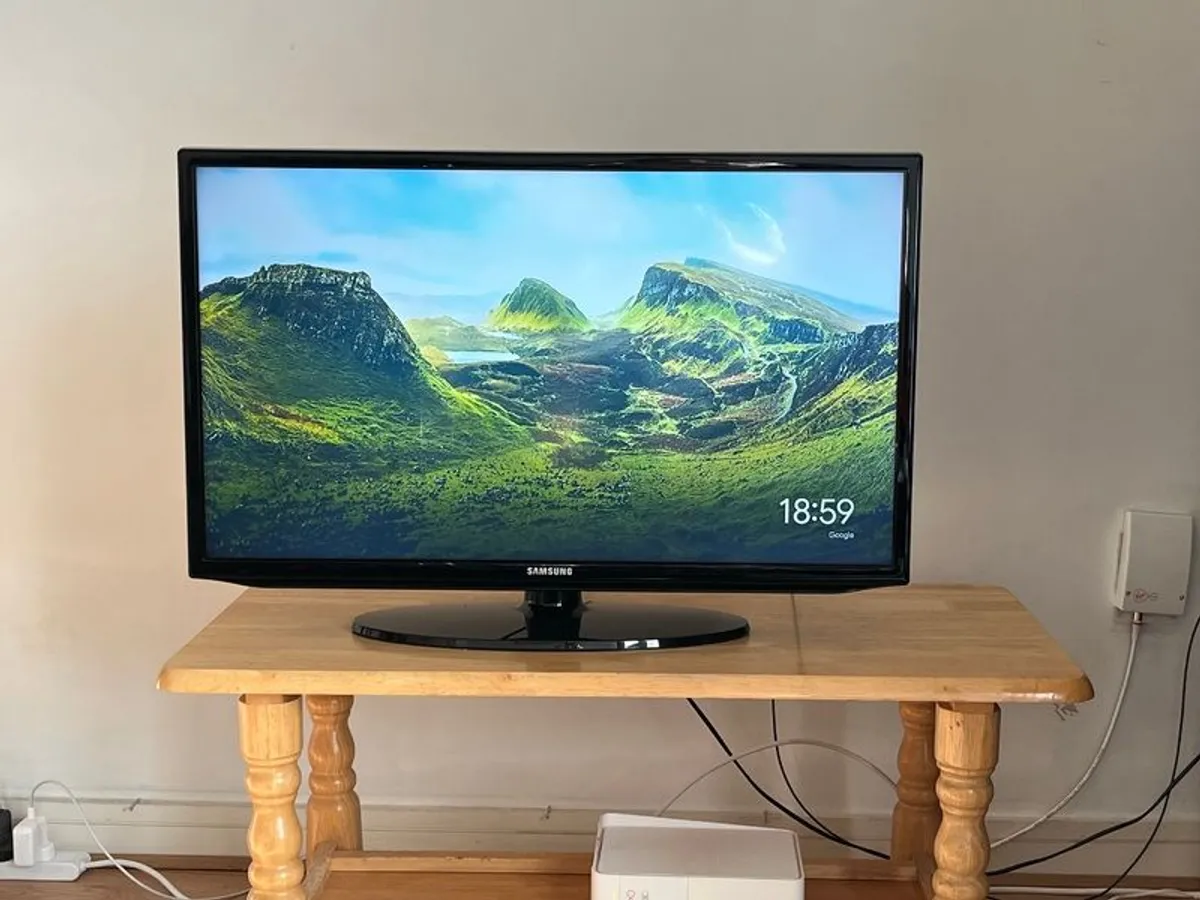 Samsung TV 32" & Google Chromecast - Image 1