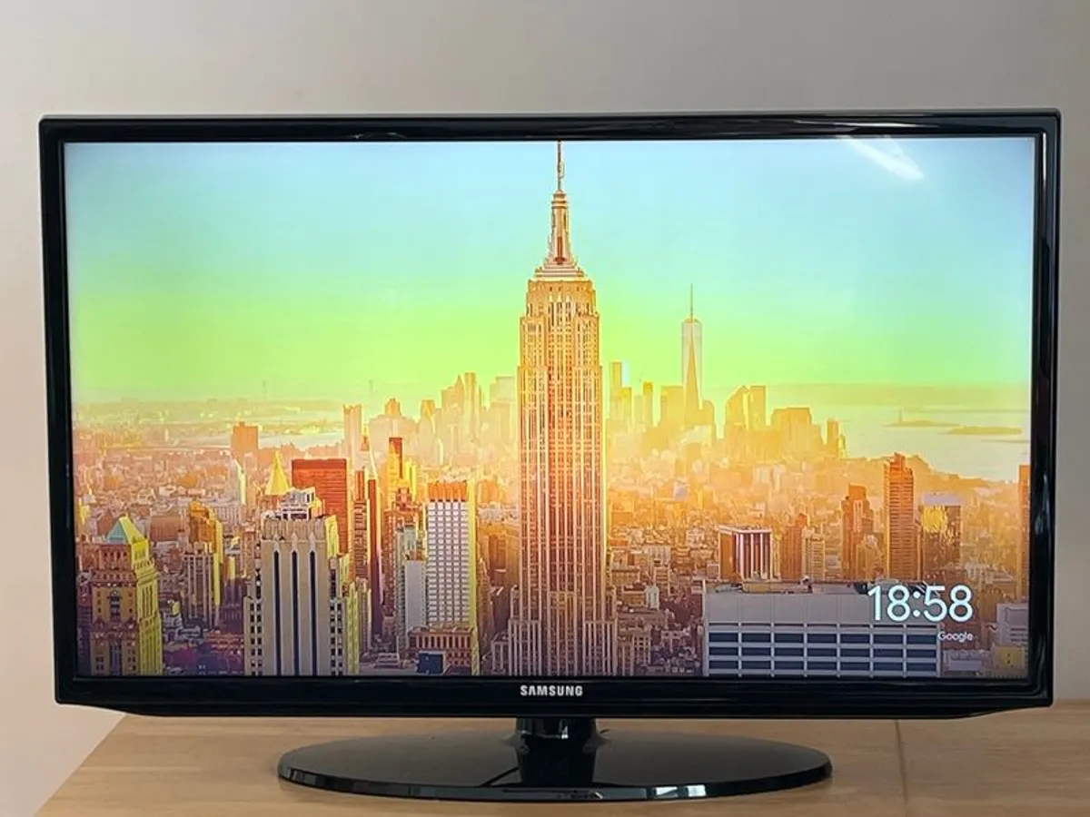 Samsung TV 32" & Google Chromecast - Image 2