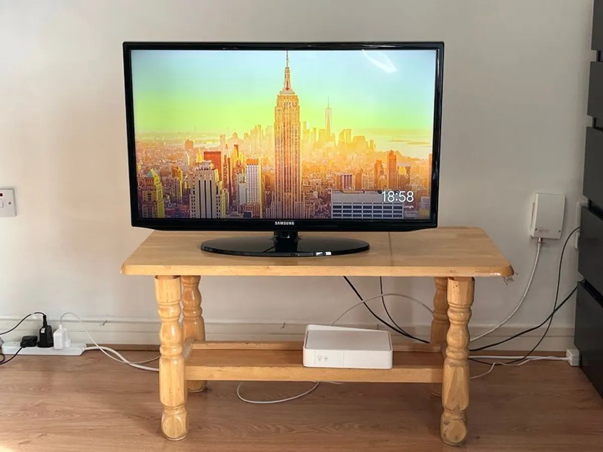 Samsung TV 32" & Google Chromecast - Image 3