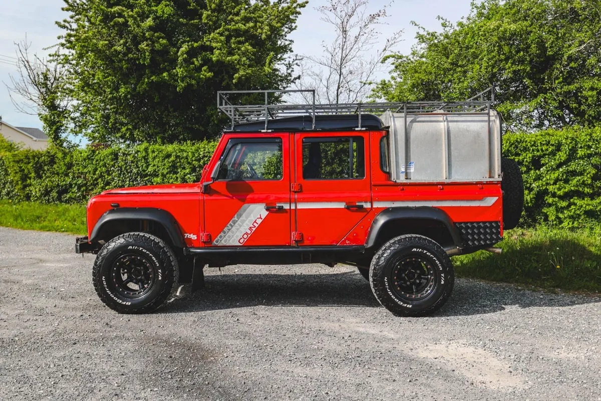 Land Rover Defender utility - Image 4