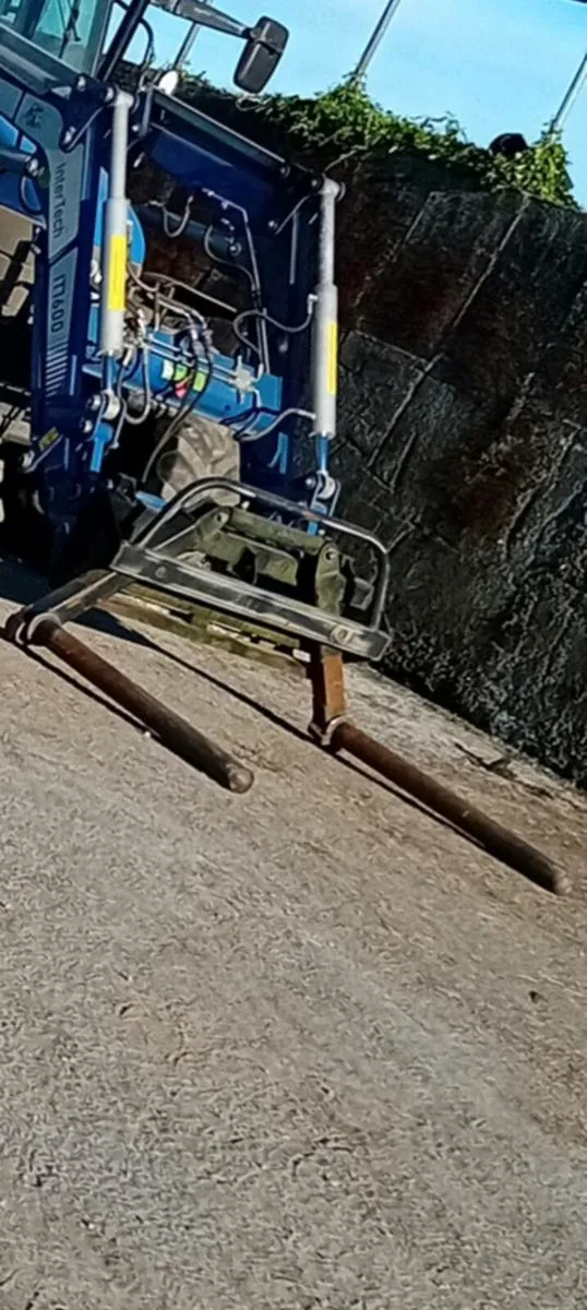 Bale handler