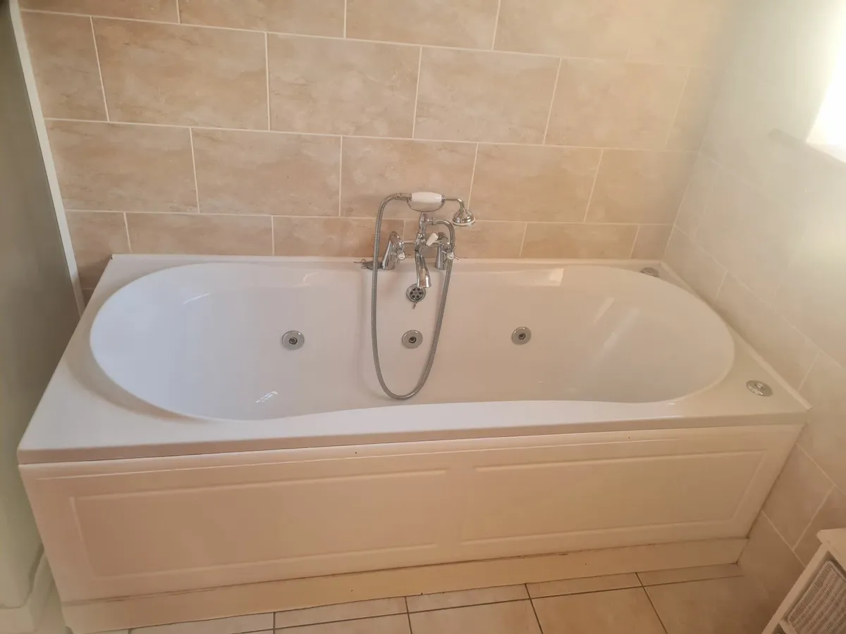 Bath with jets (double-ended) - Image 1