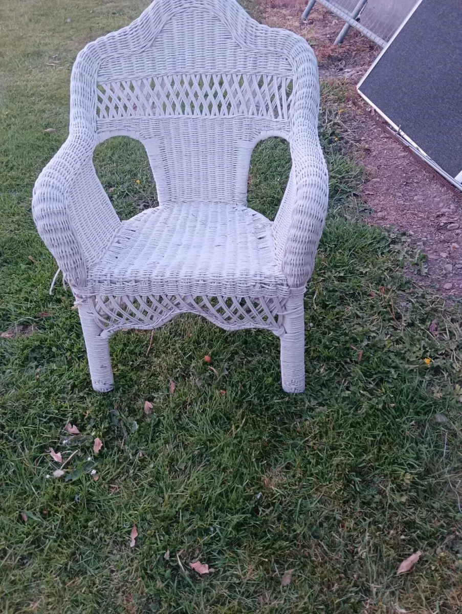 Lovely white wicker chair, - Image 1