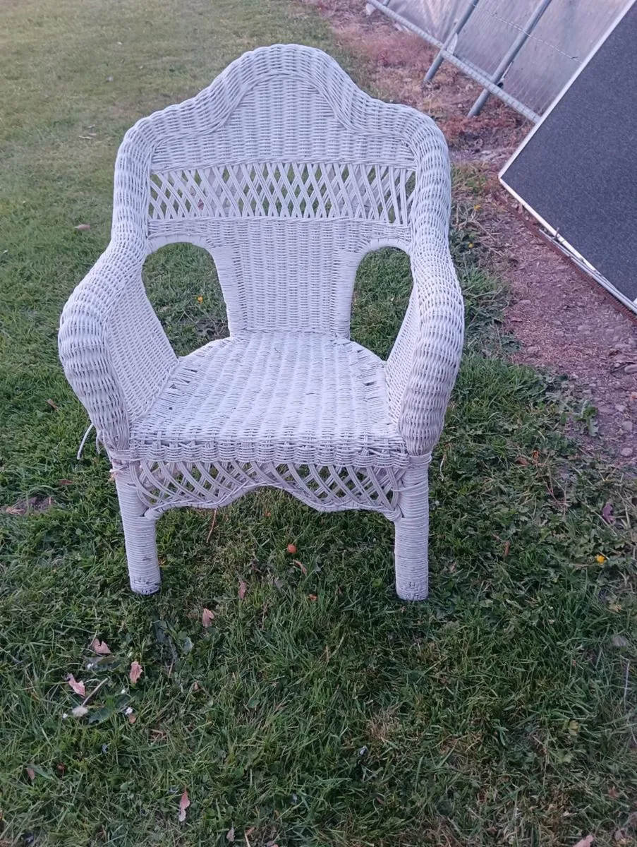Lovely white wicker chair, - Image 2