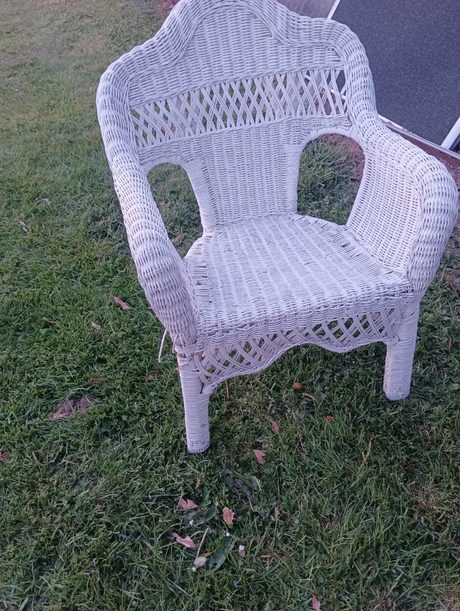 Lovely white wicker chair, - Image 3