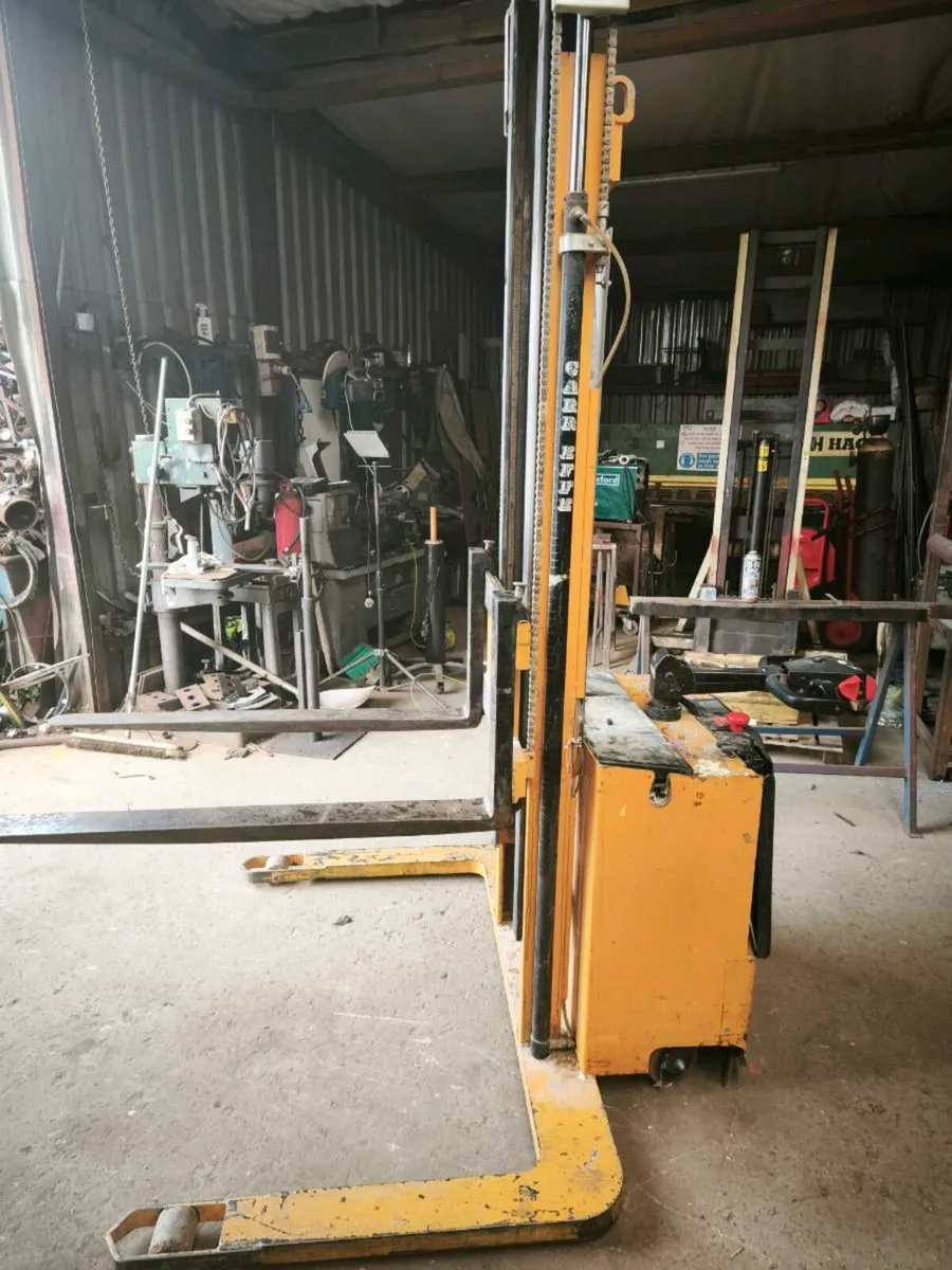 Pallet lifter - Image 2