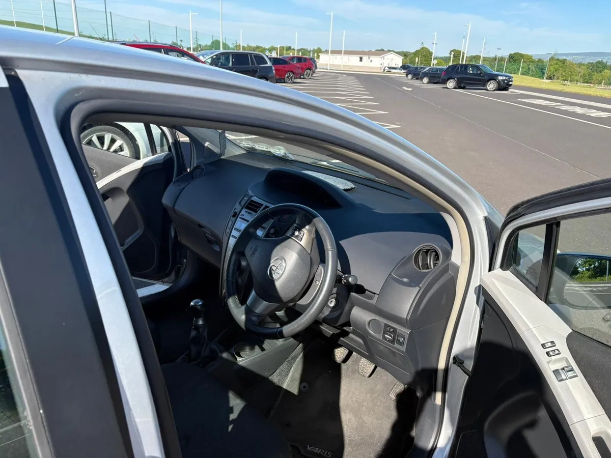 Toyota Yaris 2009 - Image 4