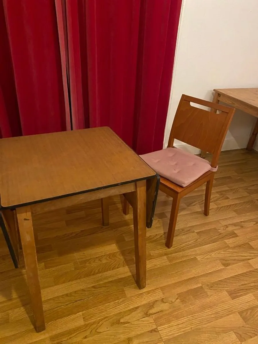 Table and two chairs - Image 3