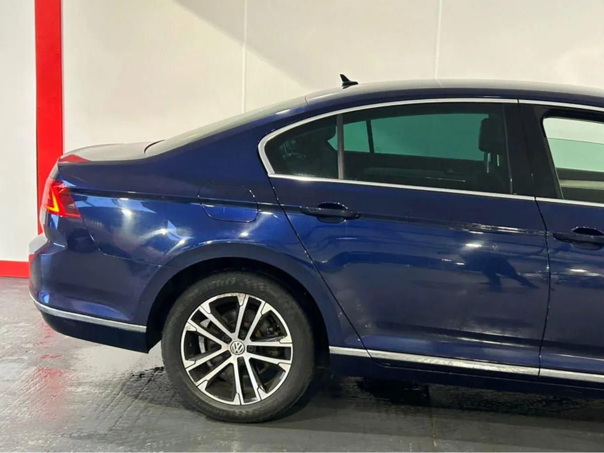 Volkswagen Passat Highline 2.0 TDI Manual 6speed - Image 4