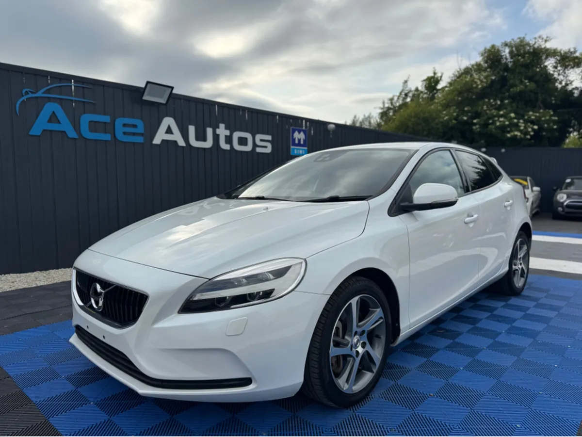Volvo V40 **DEPOSIT TAKEN** D4 MOMENTUM - 2.0L DIE - Image 2