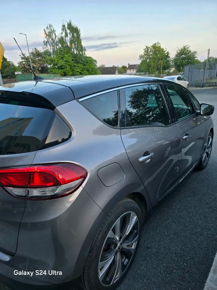 Top of the range Renault Scenic 1.5D Glassroof - Image 3