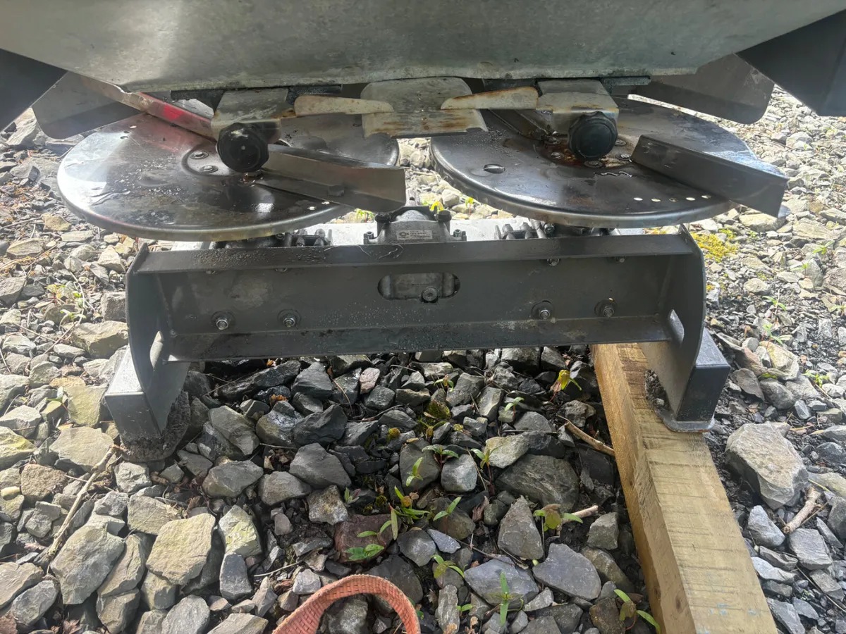 Fertiliser spreader as new - Image 4