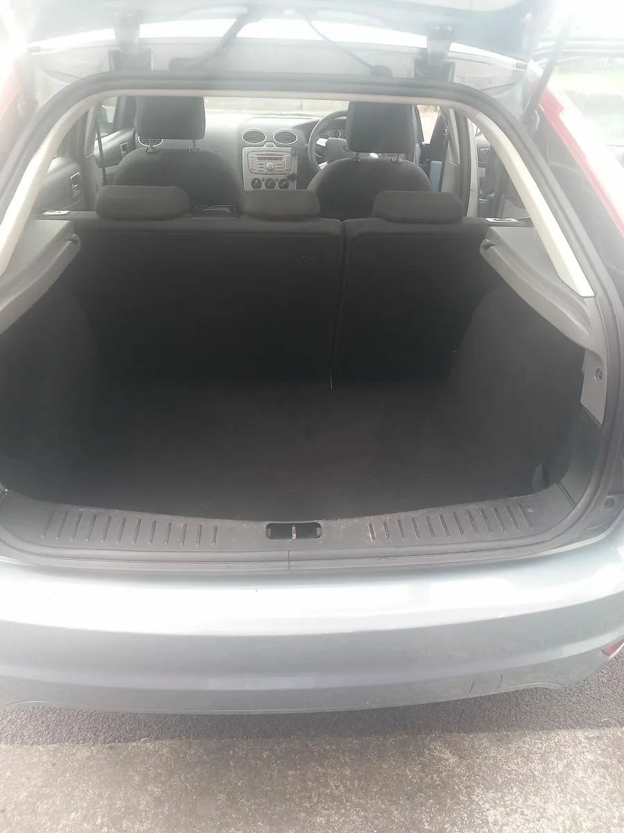 Ford Focus 2010 - Image 2