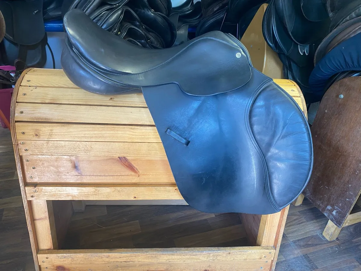Euroriding 17.5 narrow Leather saddle - Image 1