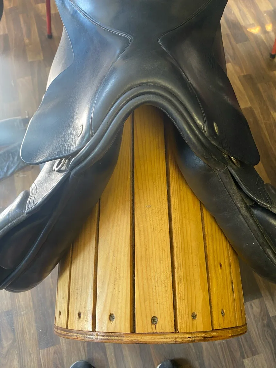 Euroriding 17.5 narrow Leather saddle - Image 3