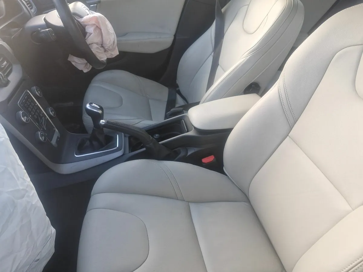 2015 VOLVO V40 D2 SE. 1.6 DIESEL - Image 3