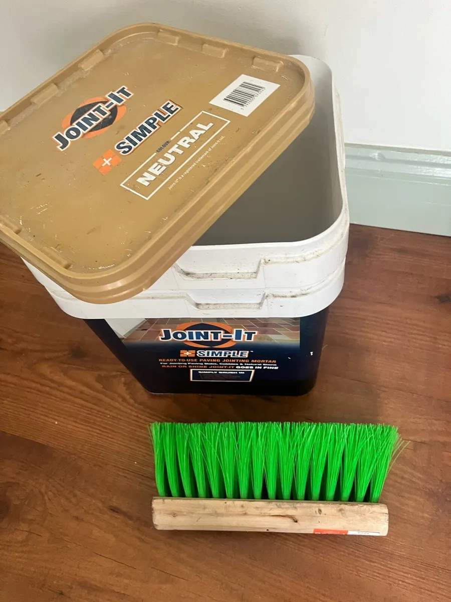 Two hard plastic buckets & new brush - Image 2