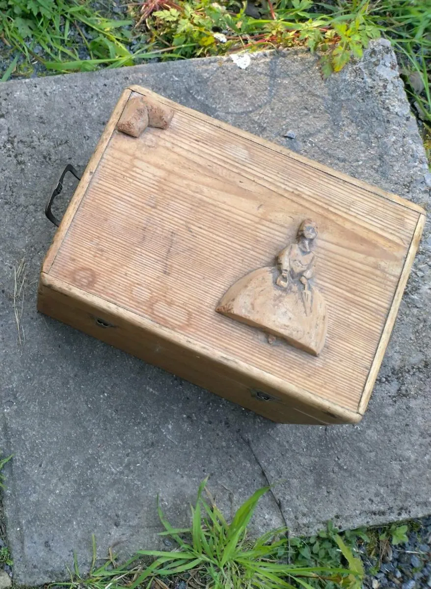 Antique basket and boxes - Image 4