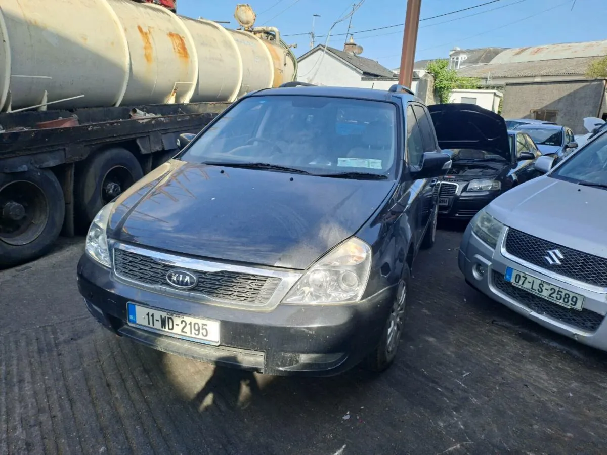 2011 Kia Sedona 2.2 dsl Breaking for parts - Image 1