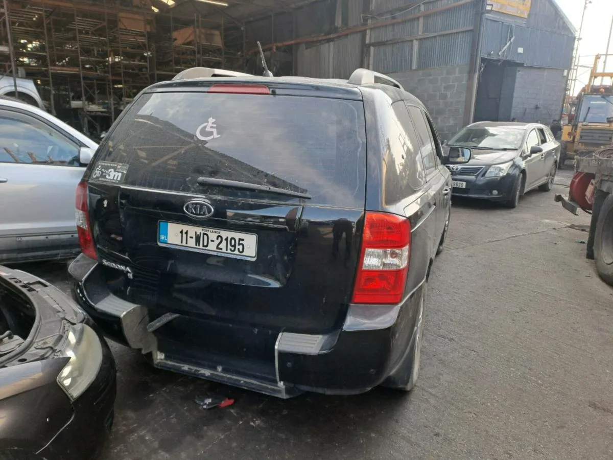 2011 Kia Sedona 2.2 dsl Breaking for parts - Image 3