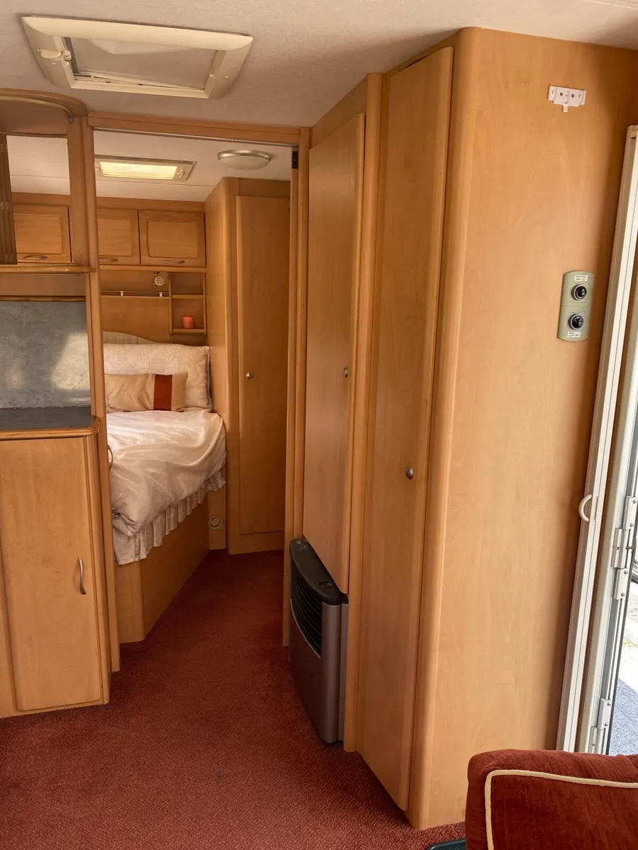 Stunning 4/5 berth caravan - Image 3