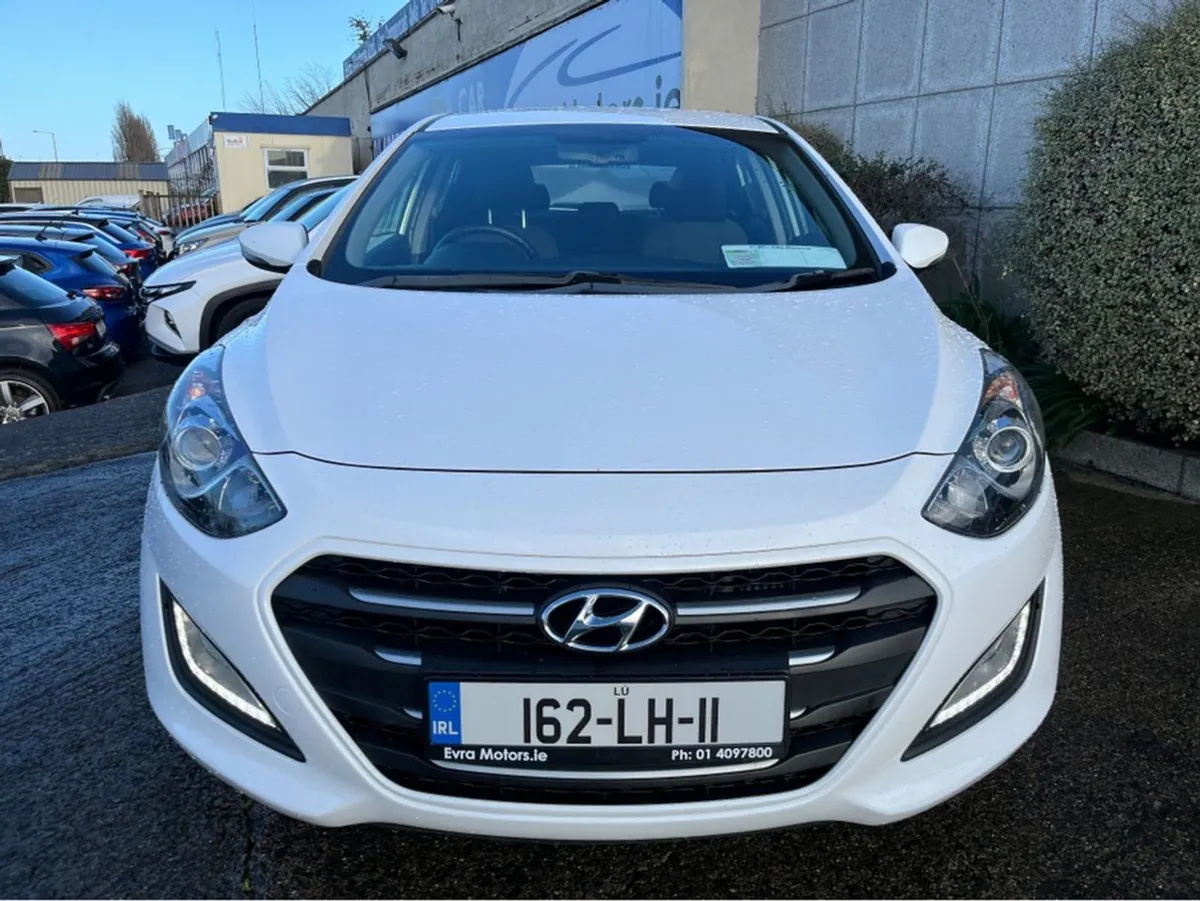 Hyundai i30 Deluxe 1.6 Diesel - Image 2