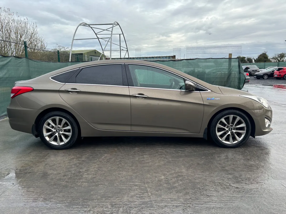 2015 Hyundai i40. Light Damage - Image 3