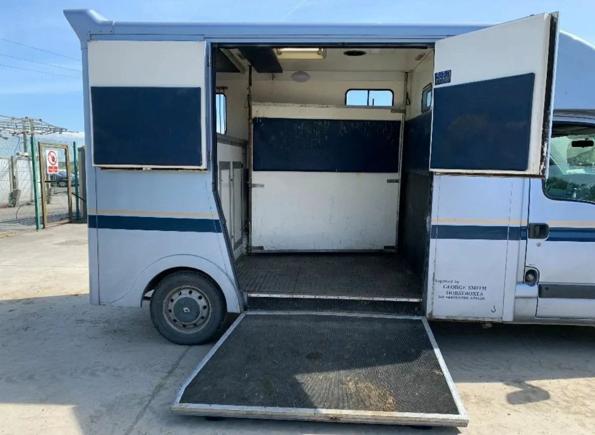 Renault Master 3.5T Horse Van - Image 2