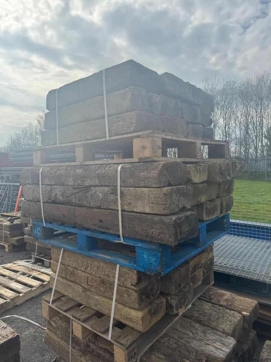 Pallet of 12 railway sleepers - Image 2