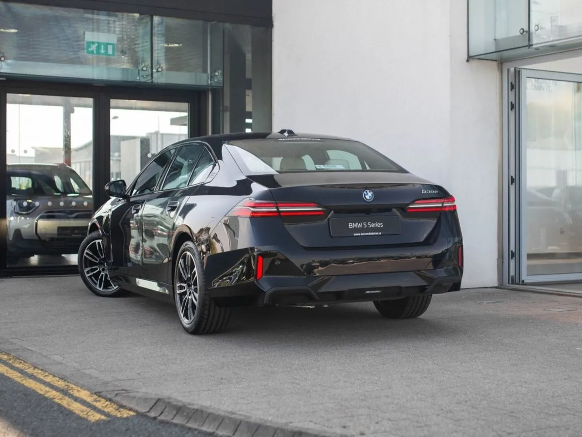 BMW 5 Series 530e M Sport Saloon - Image 2