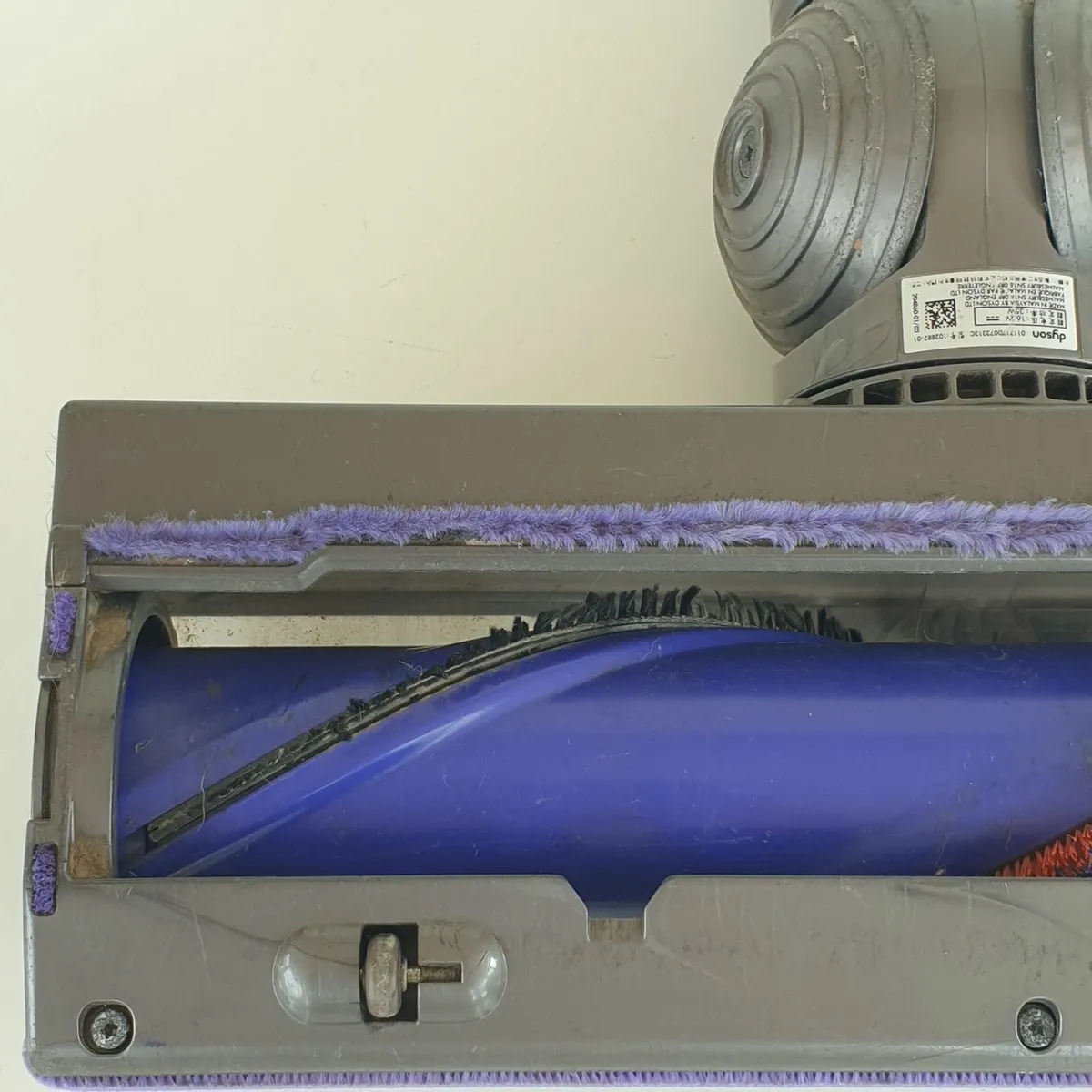 Dyson V6 absolute brush head working - Image 4