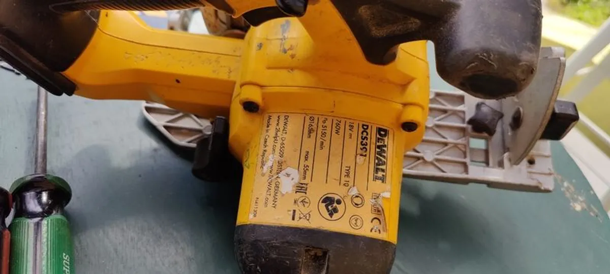 Dewalt cordless skilsaw DCS391 needs brushes - Image 1