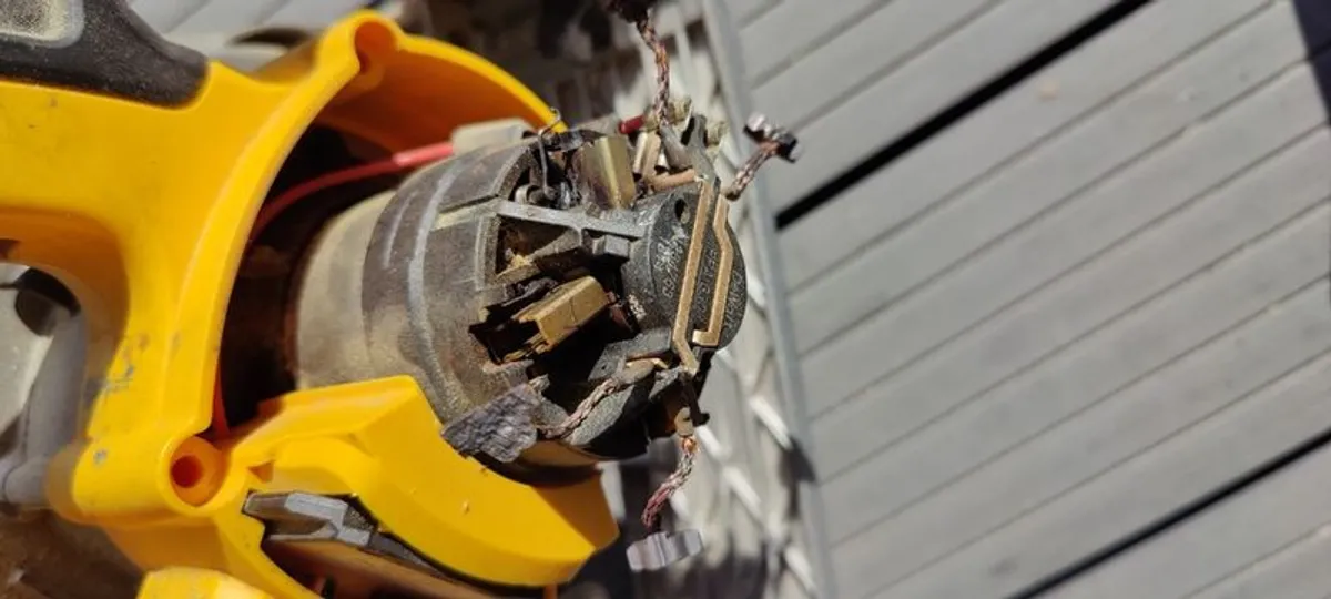 Dewalt cordless skilsaw DCS391 needs brushes - Image 2