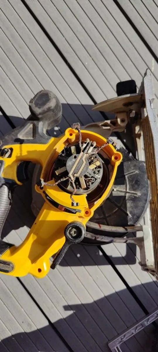 Dewalt cordless skilsaw DCS391 needs brushes - Image 3