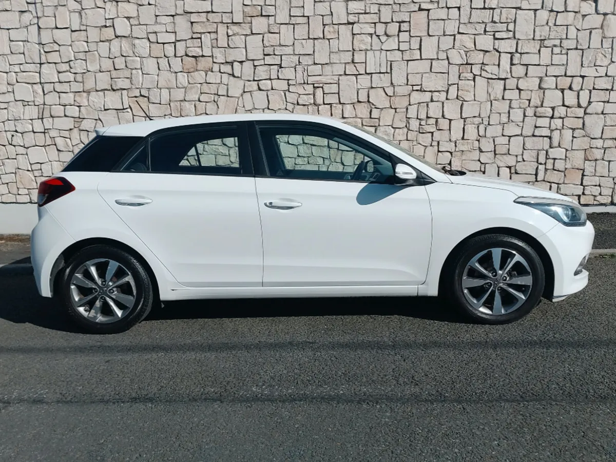 Hyundai i20 Deluxe 5DR - Image 2