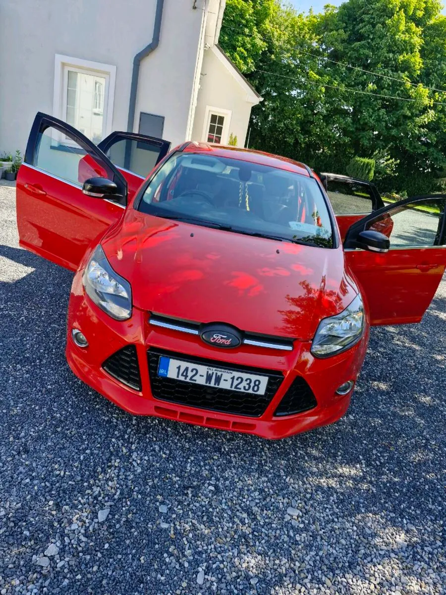 Red Ford Focus S - Image 1