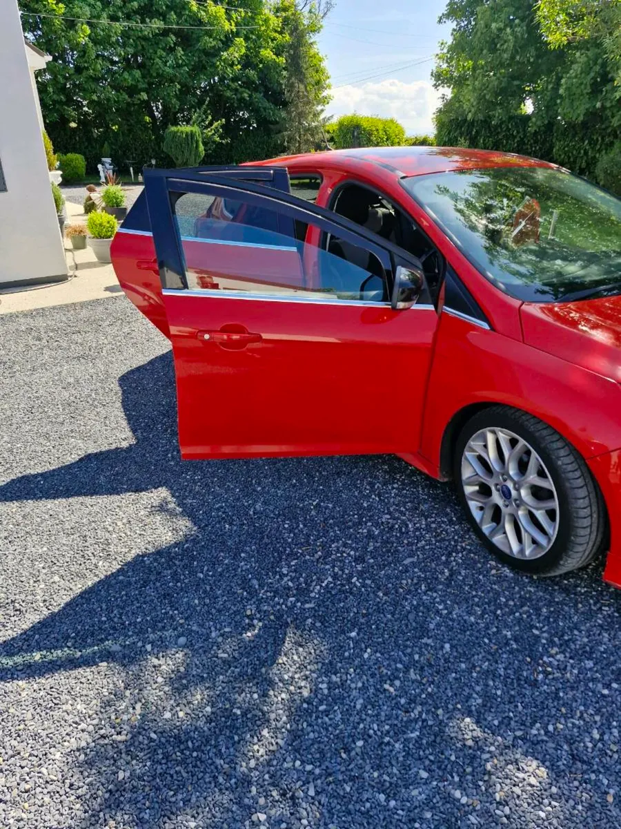 Red Ford Focus S - Image 2