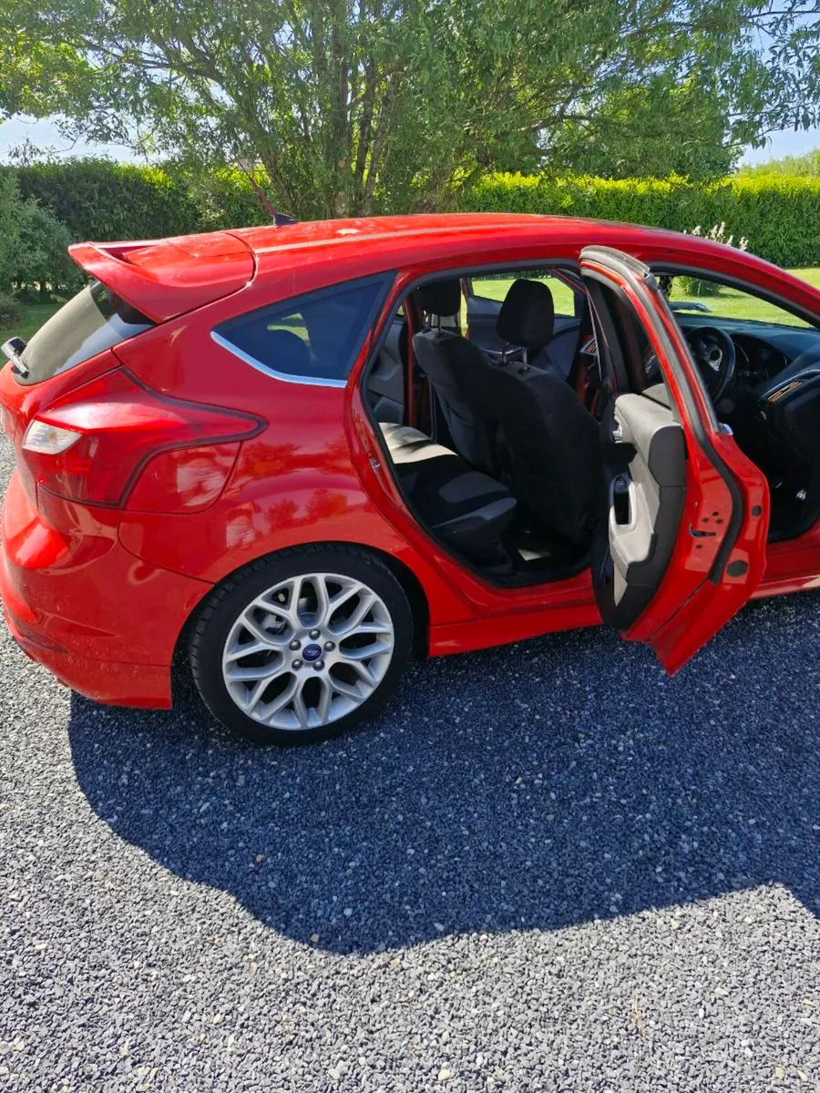 Red Ford Focus S - Image 3