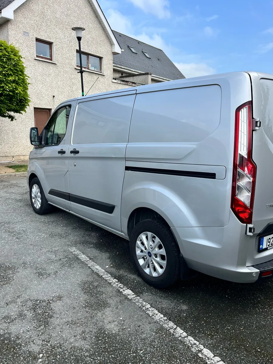 van - Image 1